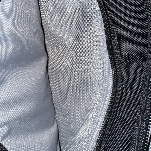 NWOT pacsafe Vibe 150 2.5 Liter Anti Theft Sling Pack, Black Jet Black - Picture 4 of 7